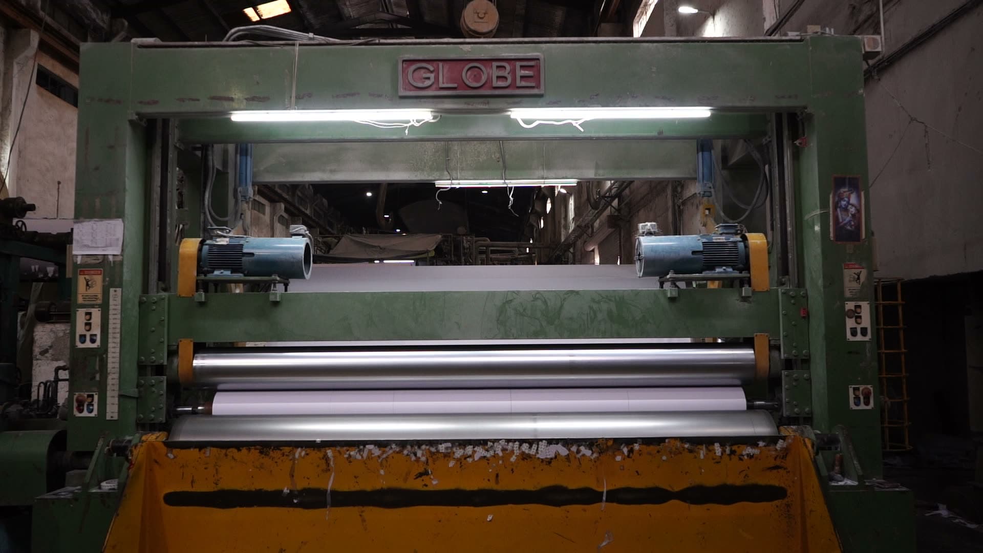 The sheet cutter running, cut sheets stacking out